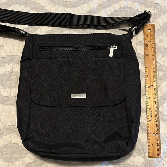 Baggallini Handbags - Black Baggallini cross body.